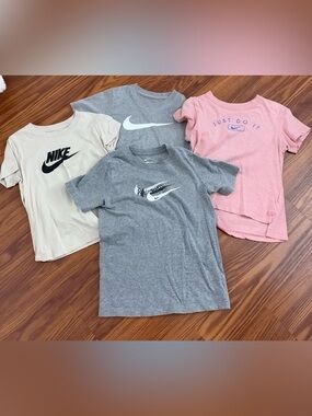 Nike Kids' Gray and Pink Short-Sleeve Graphic Tees